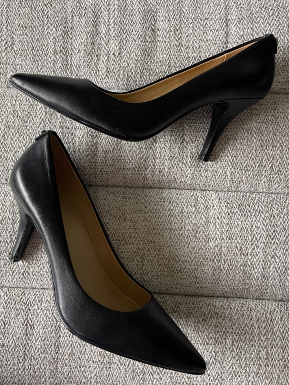 MICHAEL MICHAEL KORS Women's Black Leather Pointed-Toe Pumps Size 7.5 or 7 1/2 - Picture 3 of 10